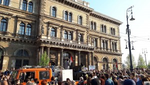 <p>Protestas contra la ley que pretende cerrar la Universidad Centroeuropea.</p>