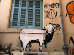 <p>“Todo el mundo es Dolly”, grafiti en Tesalónica en 2010.</p>