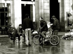 <p>Un grupo de hombres conversan en la Plaza Real de Barcelona. </p>