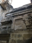 <p>Restos de fachada de la Camorra, entre los muros del colegio construido en los años sesenta.</p>