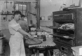 <p>Una familia integrante de la diáspora siria prepara ‘baklavas’ en Nueva York a principios del S.XX.</p>