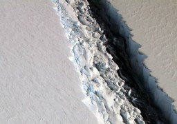 <p>Una gran grieta en la plataforma antártica de hielo Larsen.</p>