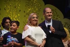 <p>Dolores Montoya recoge la Medalla de Oro de manos de Mariano Escudero, presidente del festival-min</p>