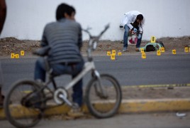 <p>Un joven contempla un cadáver en las calles de Sinaloa.</p>
