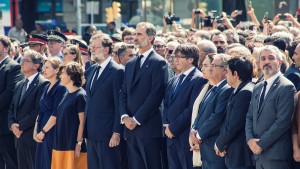<p>Los principales representantes del Gobierno central, la Generalitat y el Ajuntament de Barcelona, junto al Rey Felipe VI en el minuto de silencio en la Rambla para condenar el atentado terrorista. 18 de agosto de 2017.</p>