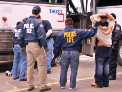 <p>Una redada de la policía migratoria de EEUU en Houston en 2010.</p>