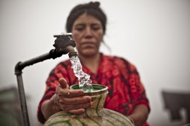 <p>Una campesina limpia maíz en la comunidad de Pacutan II, en Guatemala.</p>