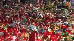 <p>Homenaje con dedicatorias en Las Ramblas a las víctimas del atentado del 17 de agosto. </p>