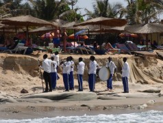 <p>Un grupo de músicos toca delante de un hotel en la playa de Kololi (Gambia).</p>