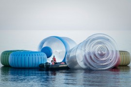 <p>Acción de concienciación de Greenpeace sobre la contaminación plástica de los mares, frente a las costas baleares.</p>