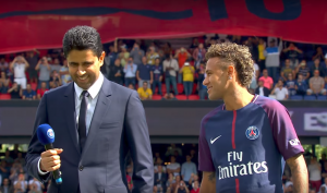 <p>Neymar JR junto a Nasser Al-Khelaïfi, presidente del PSG, en su presentación como nuevo jugador del club parisino. </p>