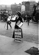 <p>Sufragista británica repartiendo periódicos en Trafalgar Square, Londres. 1912.</p>