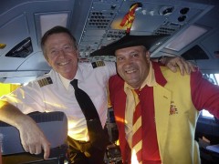 <p>Manolo el del Bombo con el comandante que pilotaba el avión que trasladó a la selección española a Johannesburgo, en junio de 2010.</p>