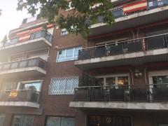 <p>Fachada con banderas españolas en el barrio de Chamartín (Madrid).</p>