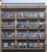 <p>Fachada con banderas en apoyo al Sí en Barcelona.</p>
