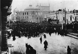 <p>Fotografía de manifestación durante la Revolución Rusa</p>