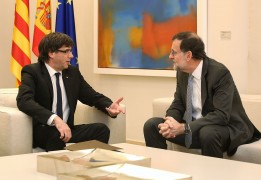 <p>Carles Puigdemont y Mariano Rajoy reunidos en el Palacio de la Moncloa. Abril de 2016. </p>