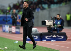 <p>Diego Pablo Simeone da instrucciones a sus jugadores durante el partido de Champions contra el Qarabag. 18 de octubre de 2017. </p>