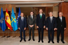<p>El Rey junto a Mariano Rajoy, el presidente del Parlamento Europeo, Antonio Tajani, el presidente del Consejo Europeo, Donald Tusk y el presidente de la Comisión Europea, Jean-Claude Juncker.</p>