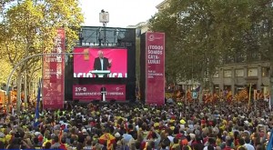 <p>Josep Borrell se dirige desde el escenario a los asistentes en la manifestación por la unidad de España convocada por Societat Civil Catalana el pasado 29 de octubre.</p>