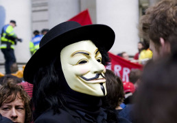 <p>Un manifestante vestido como V de Vendetta en la protesta contra una reunión del G20 en Londres en 2009.</p>