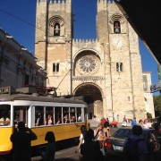 <p>Tuk-tuk y turistas frente a la Catedral de Lisboa.</p>