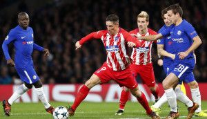 <p>Fernando Torres disputa un balón en el empate contra el Chelsea en el último partido de la fase de grupos de la Champions. </p>