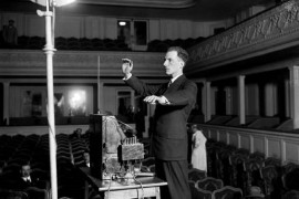 <p>Léon Theremin, en una demostración de su invento musical, el theremín, en 1927.</p>