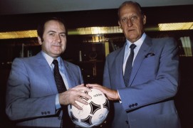 <p>Joseph Blatter y João Havelange promocionando el balón de la Copa Mundial de 1982, celebrada en España. </p>