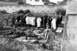 <p>Cadáveres amontonados tras la matanza de Casas Viejas.</p>