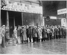 <p>Desempleados hacen cola en una tienda de sopa abierta por Al Capone para regalar comida en Chicago. 1931.</p>