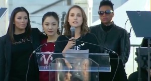 <p>Natalie Portman lee una declaración, tras la Marcha de las Mujeres, en Los Ángeles. </p>