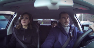 <p>La reina Letizia, el rey Felipe VI y las infantas, durante un viaje en coche. </p>