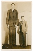 <p>Robert Pershing Wadlow, el hombre más alto de la historia, junto a su padre</p>