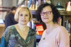 <p>A la izquierda, Paloma Pérez Calleja, fue robada a su madre cuando nació.  A su lado, Marga Pérez, cuyo hijo fue robado, en 1981, por Sor María, en la Maternidad de Santa Cristina.</p>