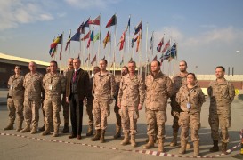<p>Morenés, en Kabul, junto a un grupo de militares desplegados en la misión de la OTAN en 2016.</p>