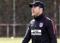 <p>Diego Pablo Simeone en el entrenamiento del Atlético de Madrid, 19 de febrero. </p>