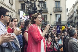 <p>Ada Colau habla en la Plaça Sant Jaume de Barcelona en el día de su investidura como alcaldesa de la ciudad, 13 de junio de 2015.</p>