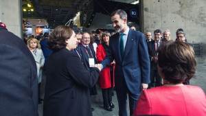 <p>La alcaldesa de Barcelona, Ada Colau, y Felipe VI se saludan en el Mobile World Congress. Febrero de 2018.</p>
