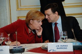 <p>José Manuel Durão Barroso conversando con la canciller alemana, Angela Merkel, durante una cumbre del Partido Popular Europeo en 2008. </p>