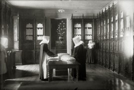 <p>Ropero para niños acogidos en la casa cuna de la Maternidad de Fraisoro, en Cizúrquil (Guipúzcoa), en 1917. </p>