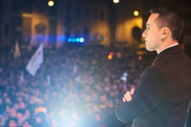 <p>Foto publicada en la cuenta oficial de Twitter de Luigi Di Maio, líder del Movimiento Cinco Estrellas, durante un acto electoral de su partido. </p>
