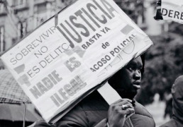 <p>Mame Mbaye, durante una manifestación / Foto cedida por el Sindicato de Manteros y Lateros</p>