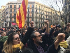 <p>Manifestantes en Barcelona intentando alcanzar la delegación del Gobierno, el 25 de marzo.</p>