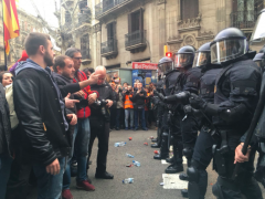 <p>Manifestantes y Mossos, el domingo 25 de marzo en Barcelona. </p>