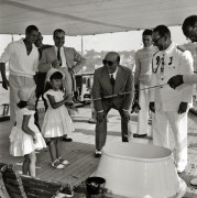 <p>Carmen Martínez-Bordiú con su abuelo, Franco, en el <em>Azor, </em>en 1963.</p>