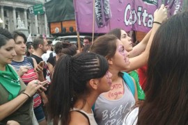 <p>Jóvenes participantes en la marcha a favor del aborto, el 19 de febrero, en Buenos Aires.</p>
