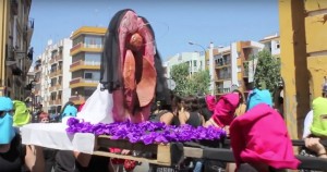 <p>Procesión del 'Coño Insumiso' por las calles de Sevilla. 1 de mayo de 2014.</p>