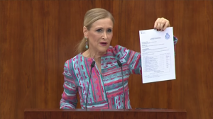 <p>La presidenta de la Comunidad de Madrid, Cristina Cifuentes, durante  su comparecencia en el pleno extraordinario celebrado el 4 de abril de 2018 en la Asamblea de Madrid. </p>