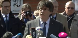 <p>Puigdemont declara a su salida de la prisión</p>